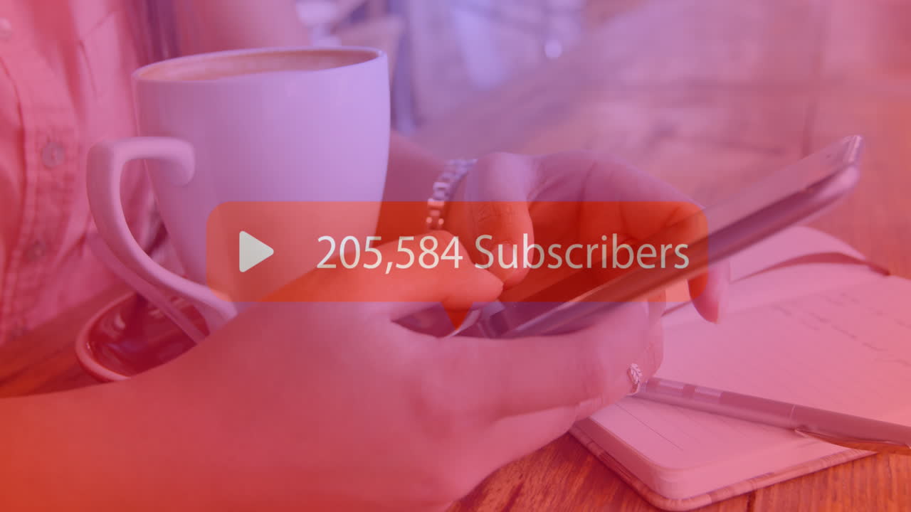 burbuja de discurso con suscriptores texto con números crecientes contra la mujer que usa teléfono inteligente