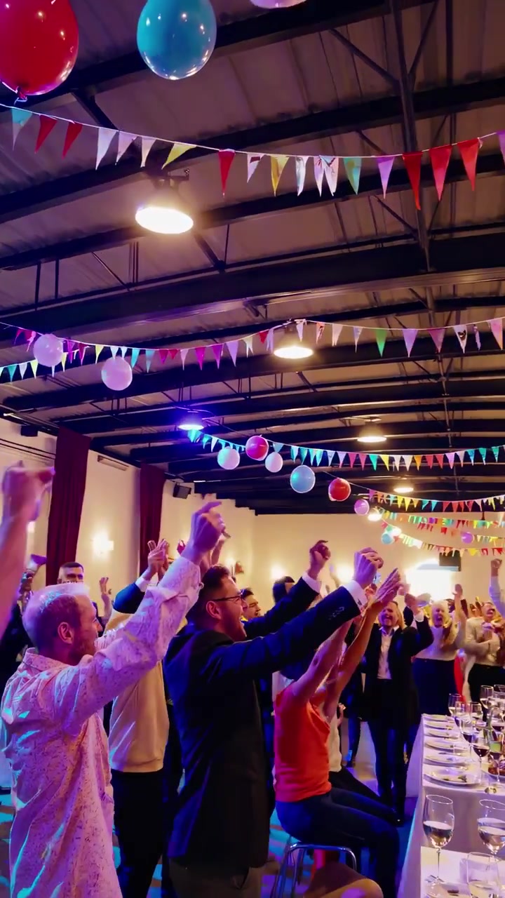 Grupo de personas celebrando y bailando en un evento festivo