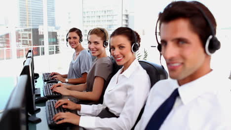 Lächelnder-Callcenter-Agent-Bei-Der-Arbeit