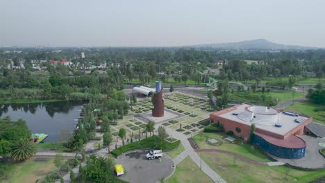 vista orbital con avión no tripulado sobre el lago y el área natural en la ciudad de méxico