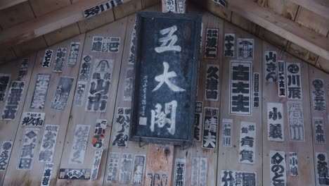 Gipfel-Des-Yamadera-Tempels,-Kanji-Und-Schrift-An-Der-Wand-Im-Aussichtspunkt