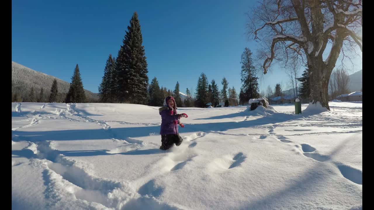 chica jugando en la nieve durante el invierno 4k