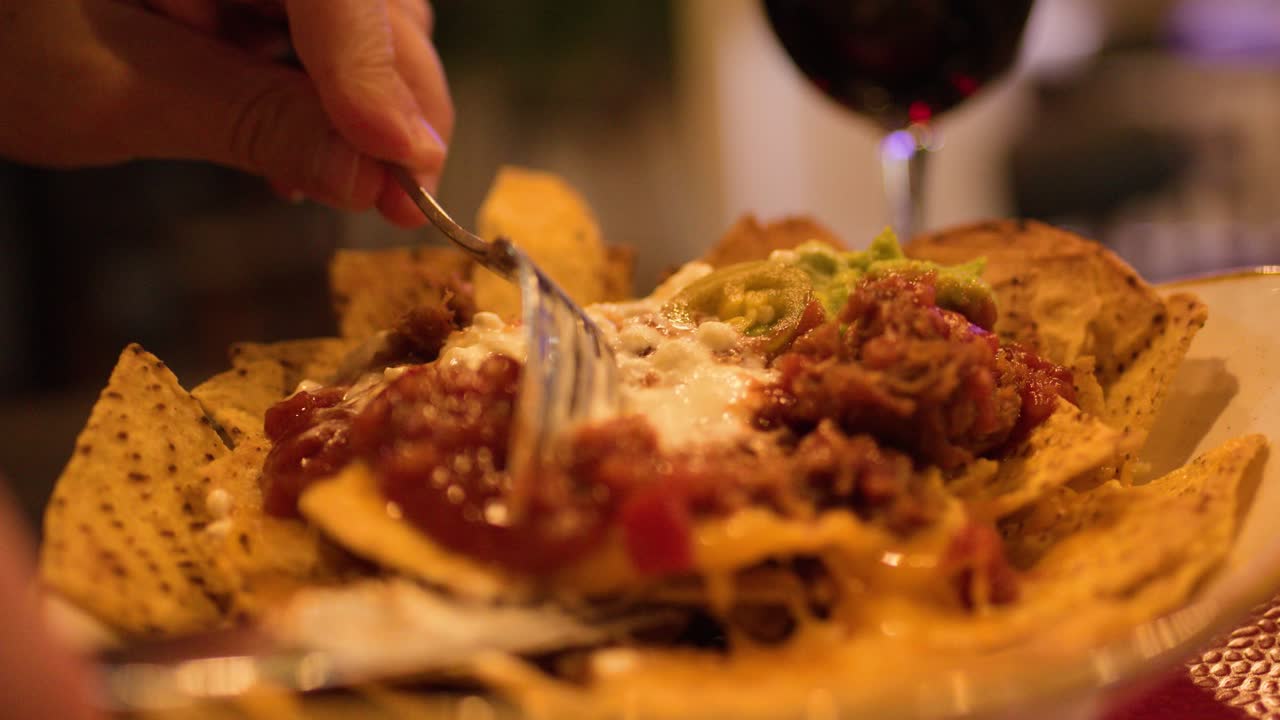 Nachos con formaggio e salsa