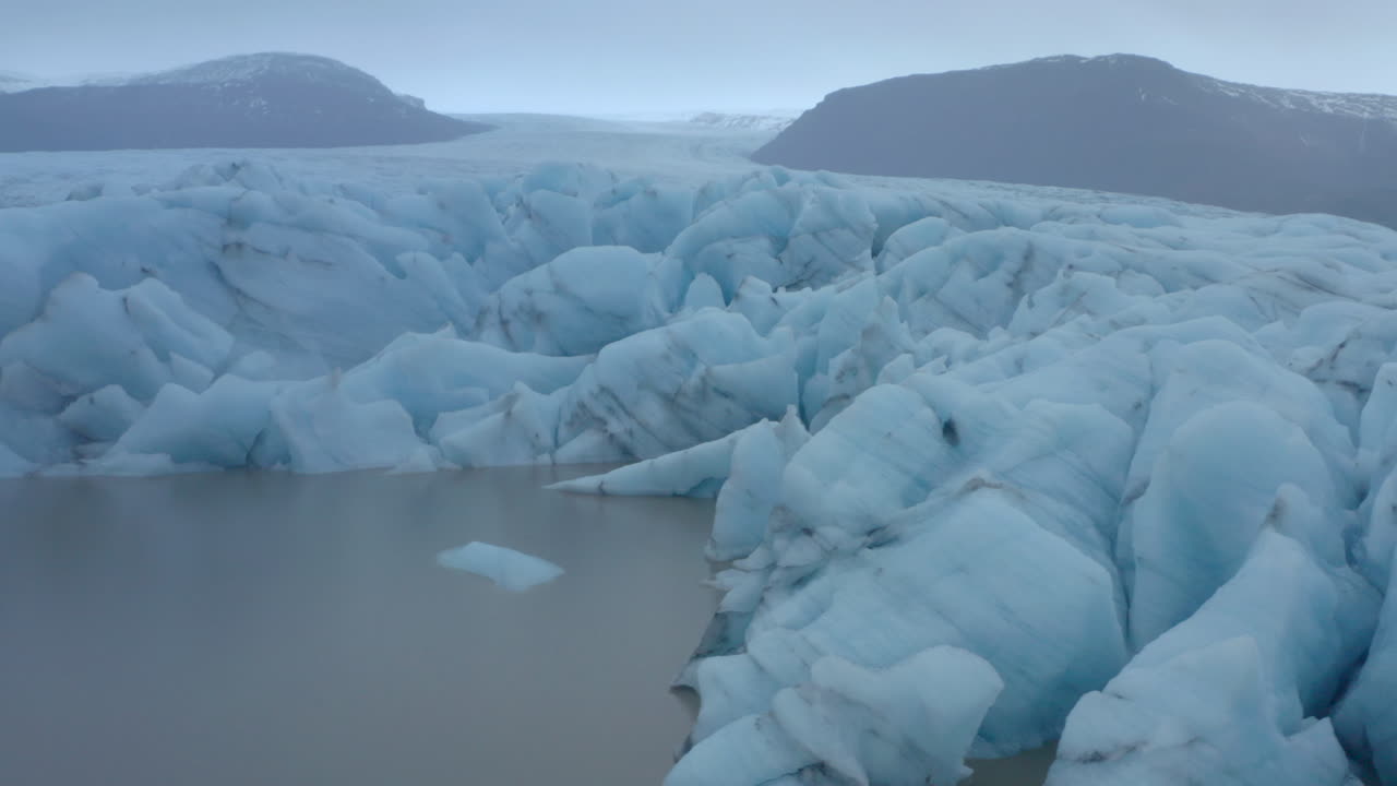tiro de perfil bajo a lo largo del borde de un glaciar