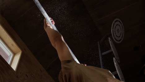 atleta de crossfit masculino en el gimnasio hace tiradas de kipping