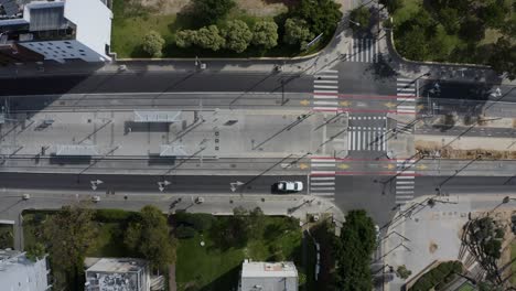 Fahrzeuge-Und-Menschen,-Die-Sich-In-Der-Innenstadt-Von-Tel-Aviv,-Israel,-Bewegen