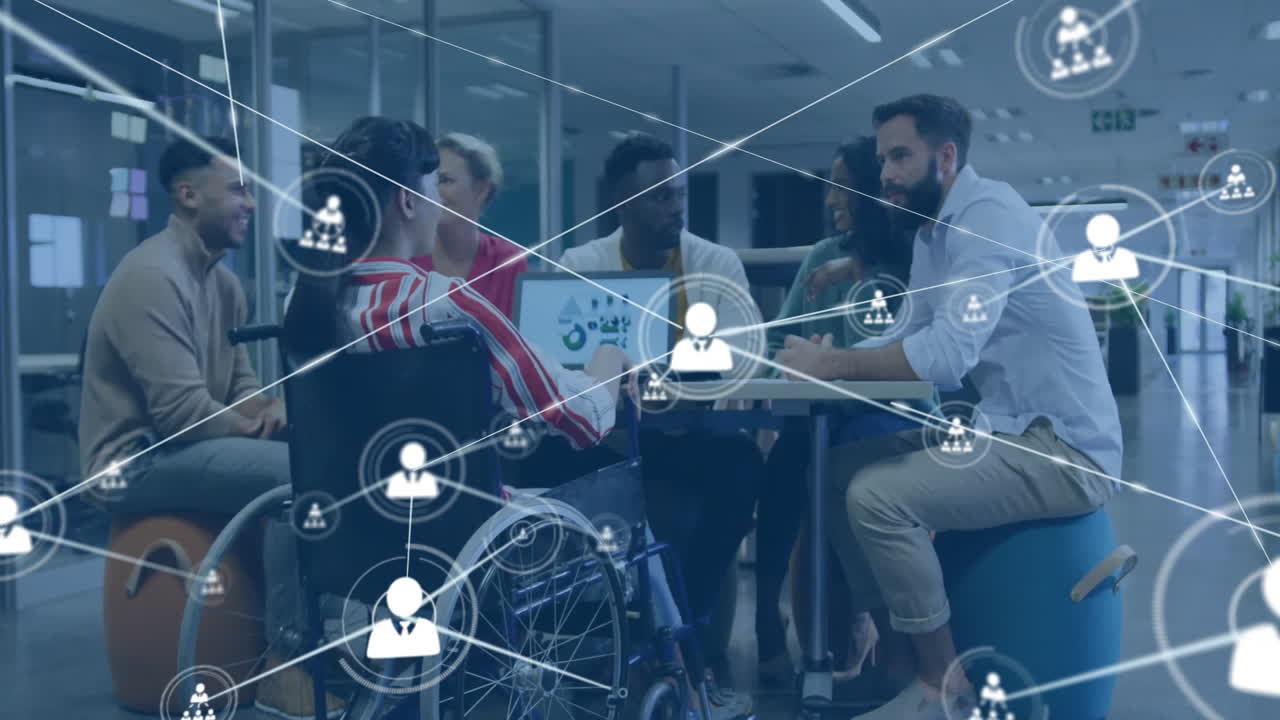 animación de procesamiento de datos y diagramas sobre colegas diversos y discapacitados discutiendo el trabajo