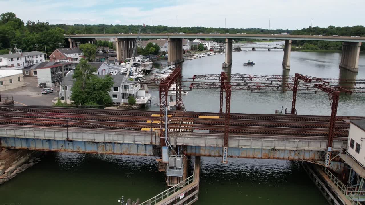 구름과 함께 아름다운 날 코네티컷주 소가턱 강의 공중 저속 촬영