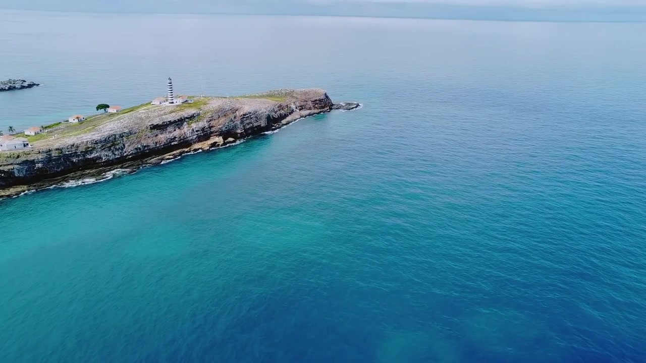 Güney Atlantik'teki Abrolhos Deniz Milli Parkı içinde, volkanik bir adadaki mercan resifi tehlikelerini işaretlemek üzere 1861'de inşa edilmiş, Brezilya, Bahia, Caravelas, Santa Bárbara Adası'ndaki Abrolhos Takımadaları Deniz Feneri.