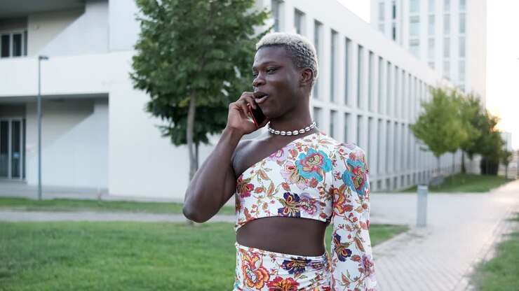 Osoba v květinovém topu telefonující