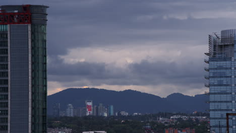 lapso de tiempo de las nubes que pasan detrás de las montañas en la ciudad