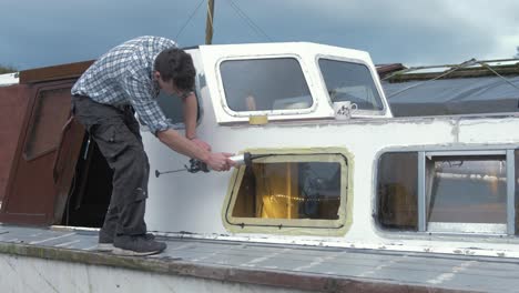 sellamiento de las ventanas de aluminio y madera de los barcos con sellador impermeable