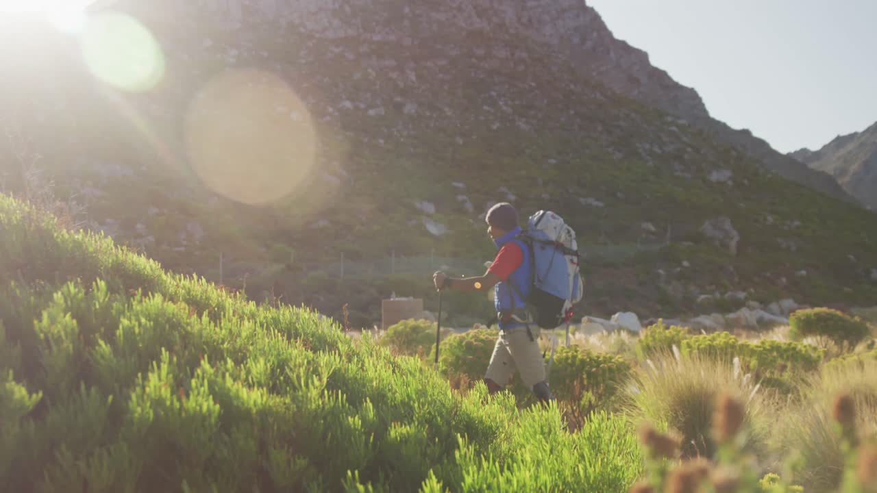 hombre de raza mixta con pierna protésica caminando en la naturaleza
