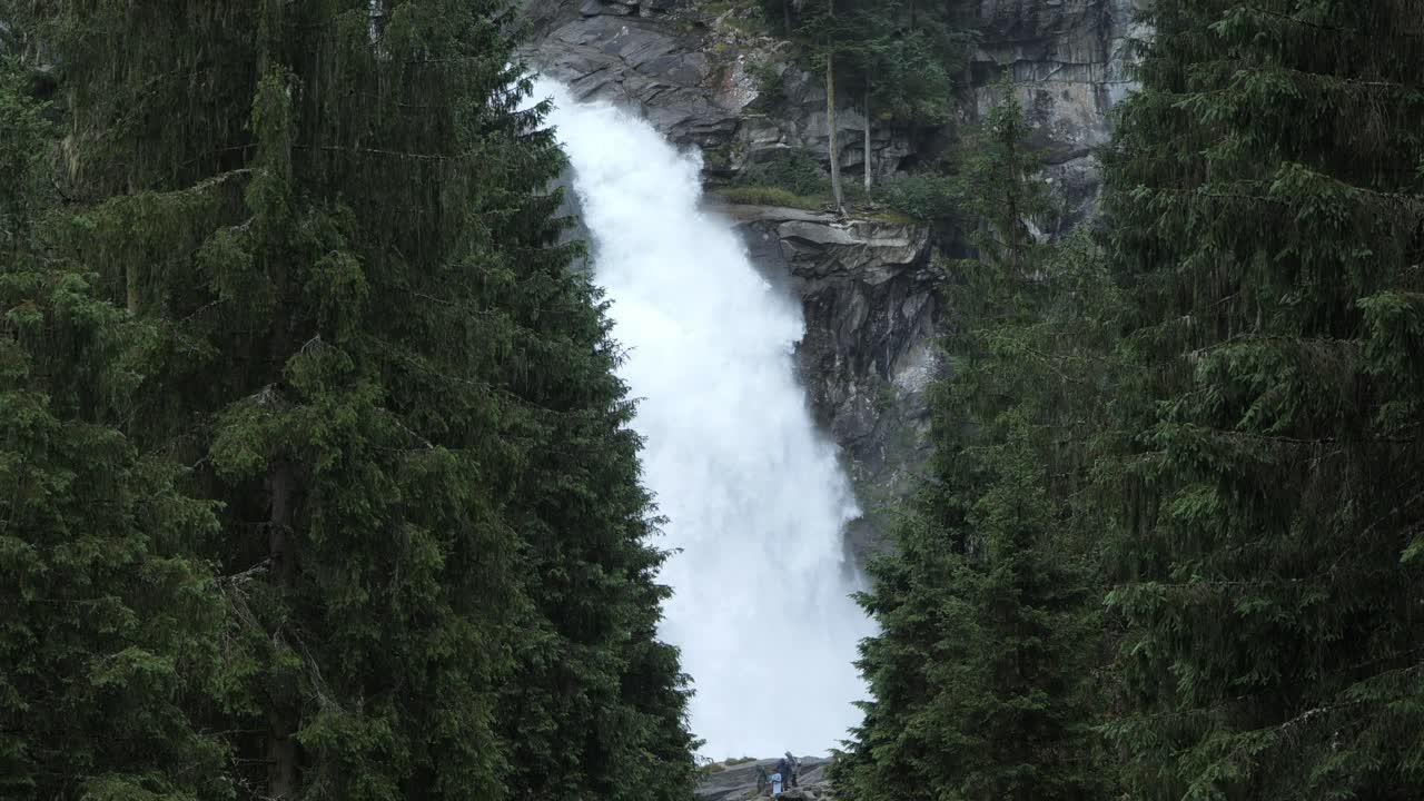 rodeada de árboles alpinos, la cascada en cascada muestra la belleza de austria.
