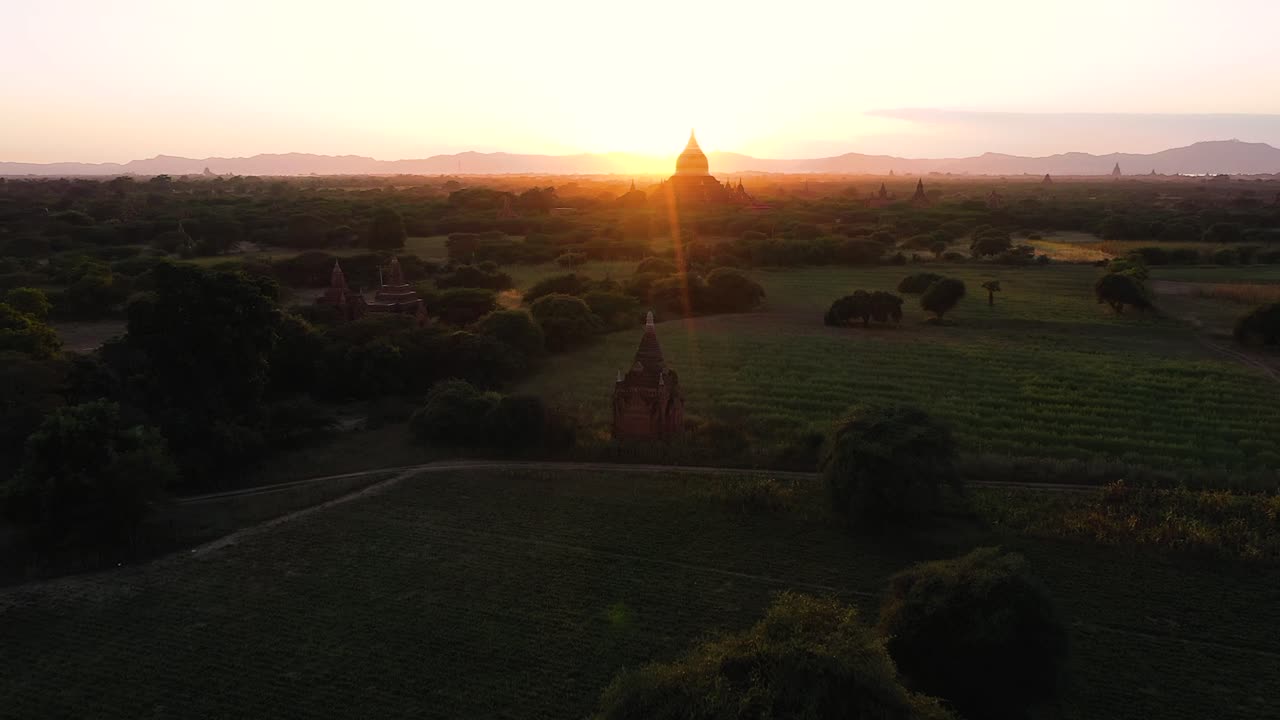 Tramonto dorato sulla Pagoda Dhammayazaka, paesaggio aereo, villaggio di Pwasaw, Bagan, Myanmar.