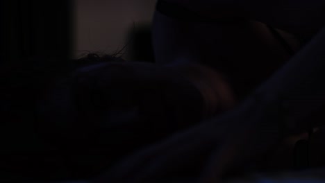cerca de una hermosa mujer pelirroja acostada en la cama