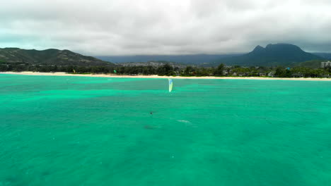 Antenne-Des-Drachenboarders-In-Der-Bucht-Von-Kailua