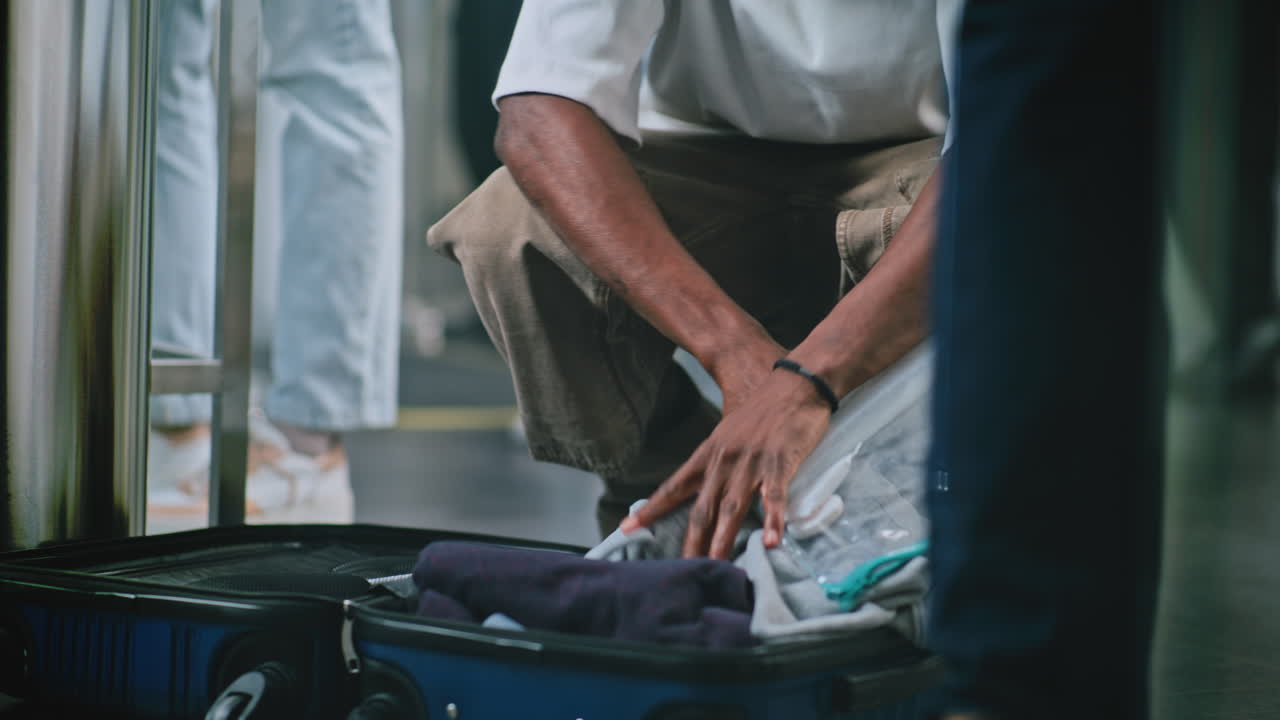 trabajador del aeropuerto comprobando el equipaje
