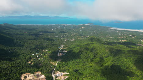 Disparo-Panorámico-De-Drones-A-Gran-Altitud-De-Las-Tierras-Altas-De-La-Isla-Del-Partido-En-Tailandia