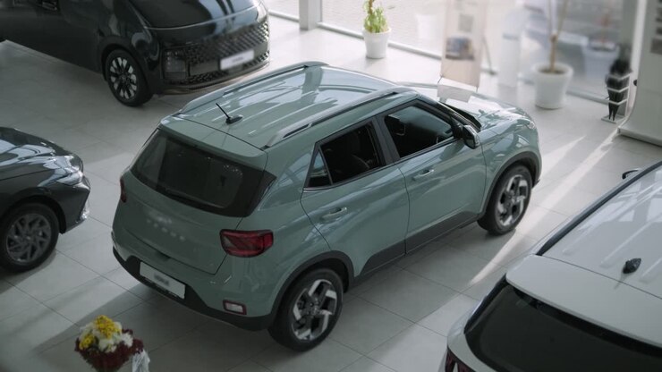 SUV Hyundai Venue in esposizione nello showroom di una concessionaria