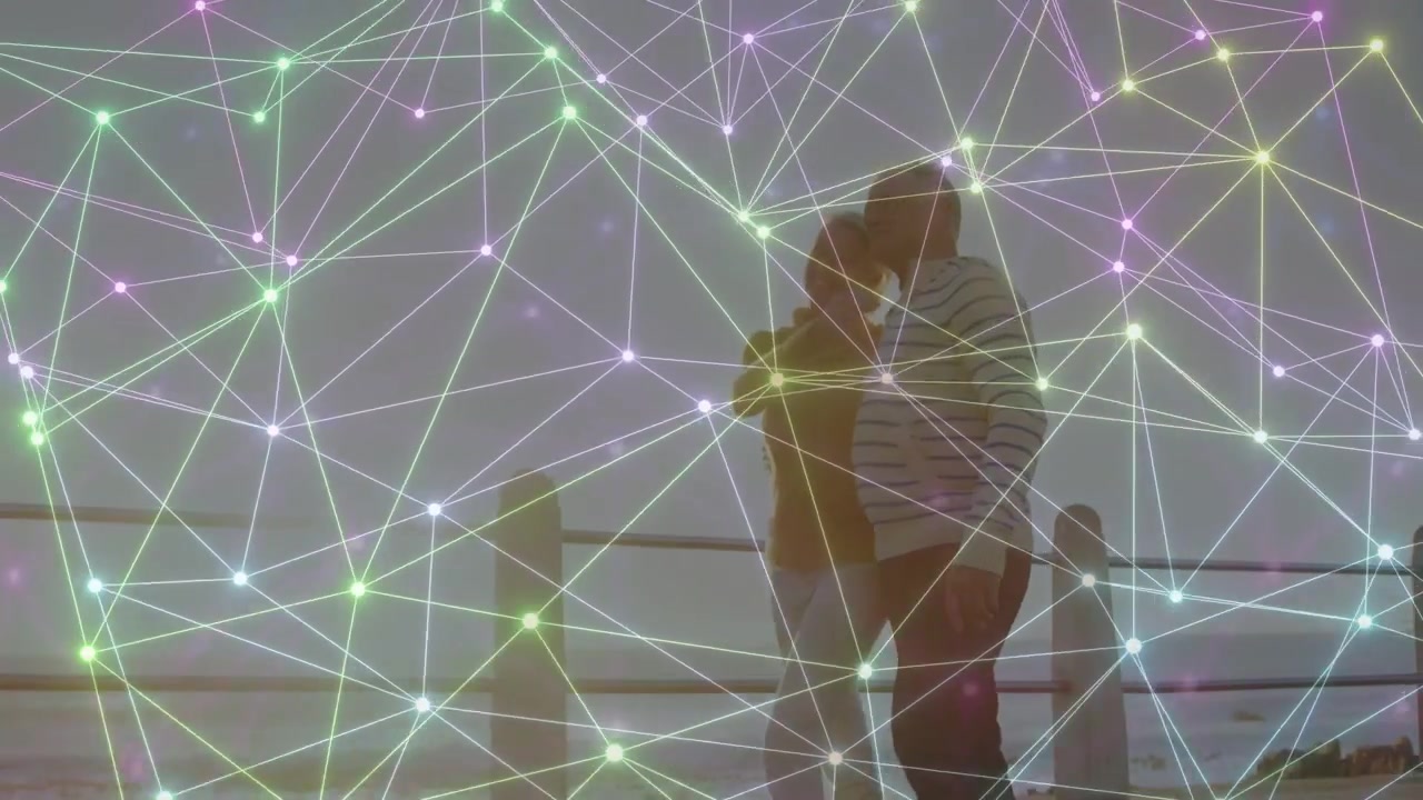 Ein Paar tritt von links ein, geht und umarmt sich, während es den Sonnenuntergang teilt, mit einem Tech-Netzwerk, das Knoten überlagert.