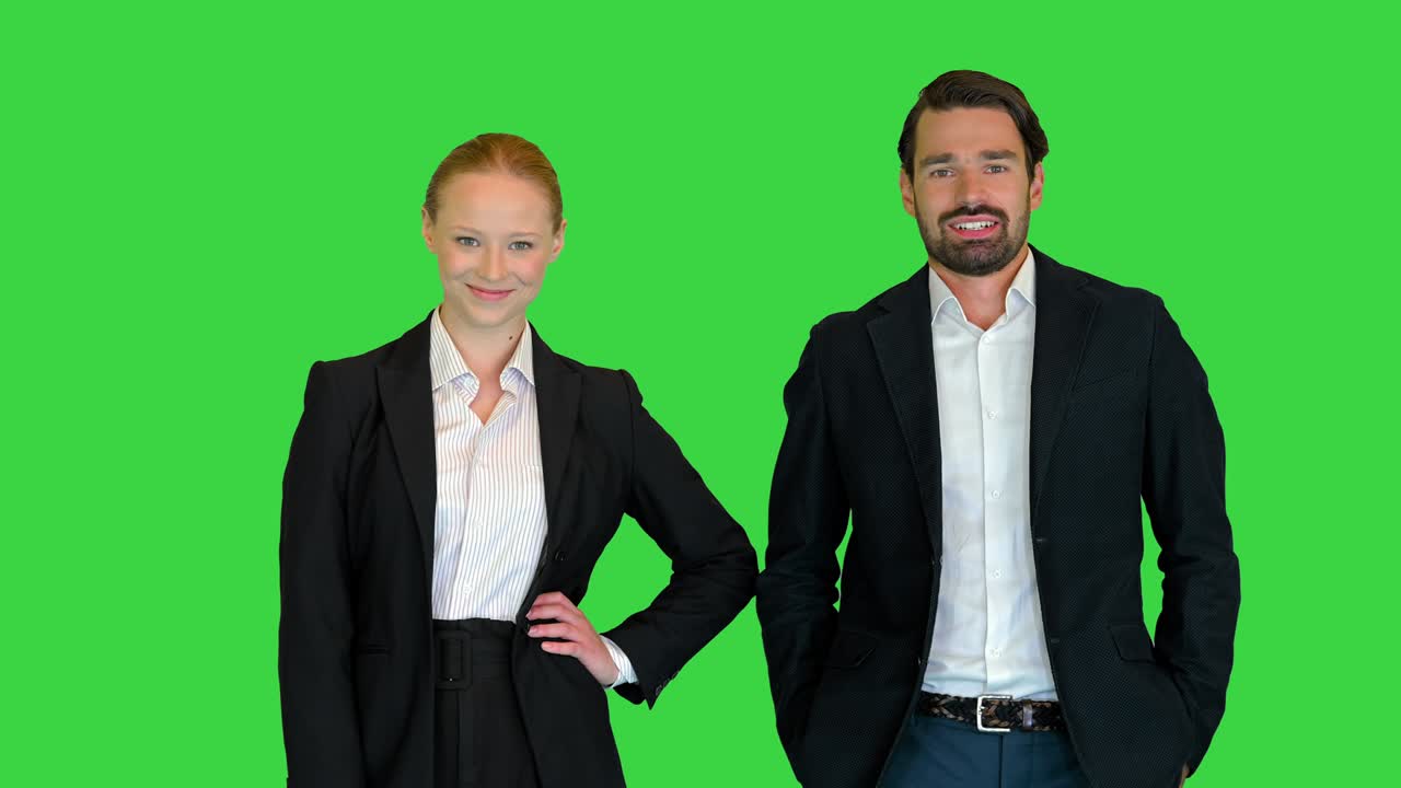 Uomo d'affari e donna d'affari che si stringono la mano su un green screen, chroma key