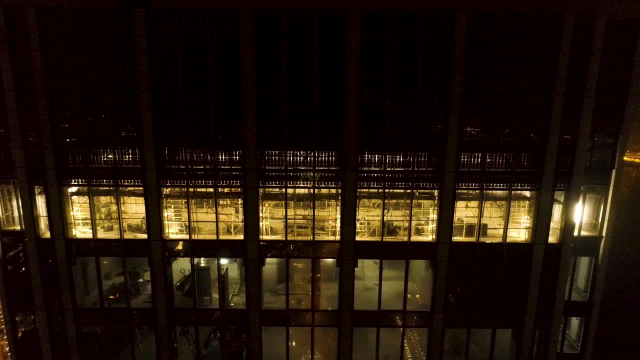 vista nocturna de un rascacielos en construcción