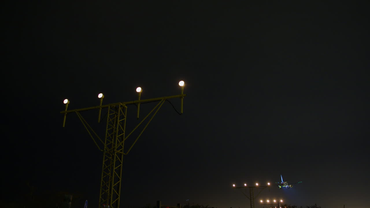 밤에 착륙하는 비행기