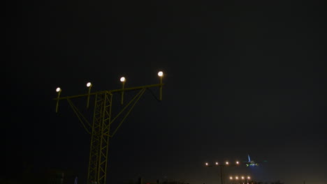 avión aterrizando en la noche
