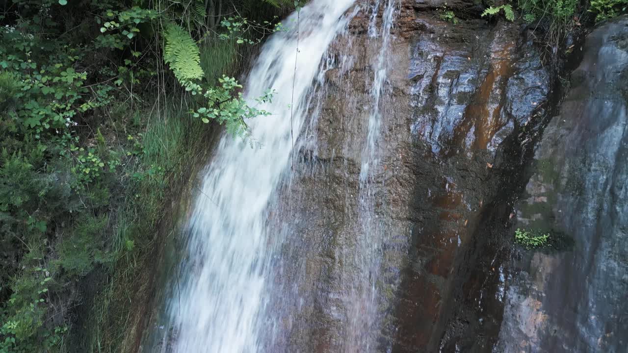 la pintoresca cascada de rexio en lugo, españa, fue filmada por un avión no tripulado.