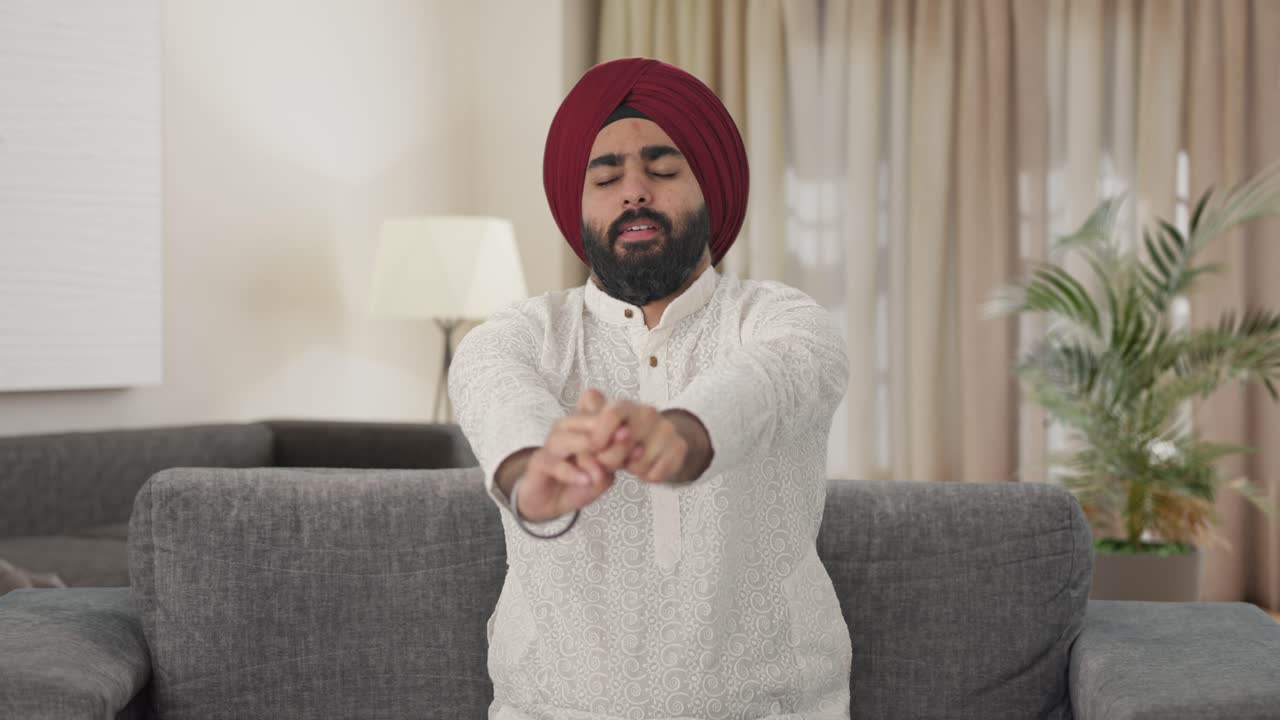 hombre indio sikh cansado y somnoliento
