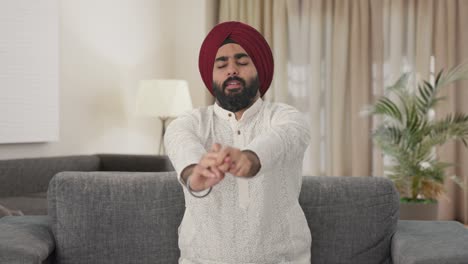 hombre indio sikh cansado y somnoliento