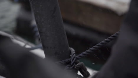 cuerda de anclaje de agarre seguro para barcos en invierno extremo primer plano