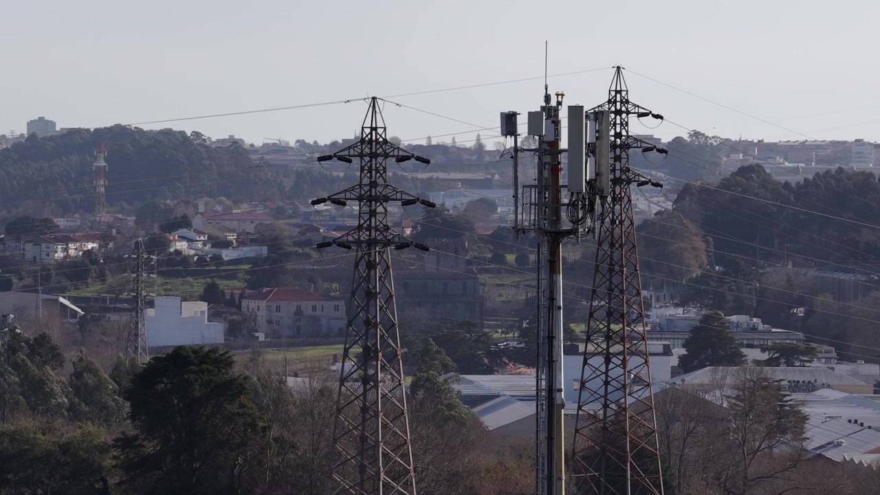 Ripresa drone di una torre di comunicazioni mobili. Antenna di rete 5G e 6G e torri energetiche.