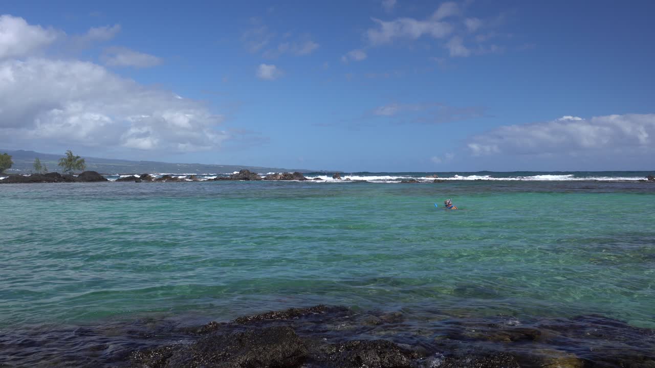 휴가에 활성 수석 여자 스노클링