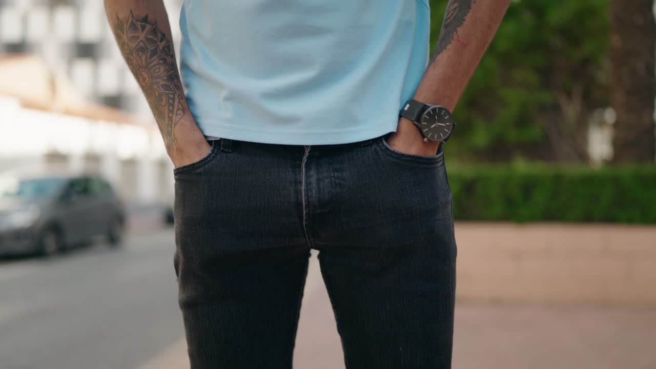 hombre afroamericano mostrando bolsillos vacíos en el parque