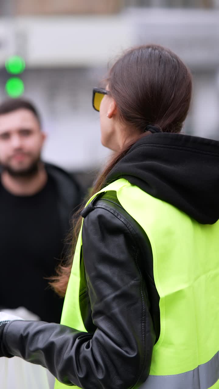 시위대가 공공 공간을 청소하고 있습니다.