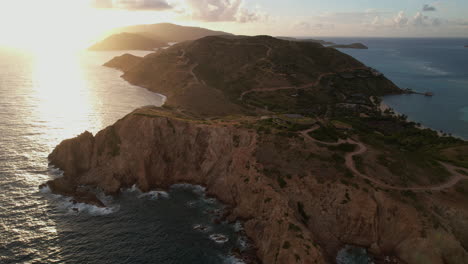 Puesta-De-Sol-En-Las-Islas-Vírgenes-Británicas,-Vista-Aérea-Cinematográfica-De-La-Costa-Y-El-Mar-Caribe