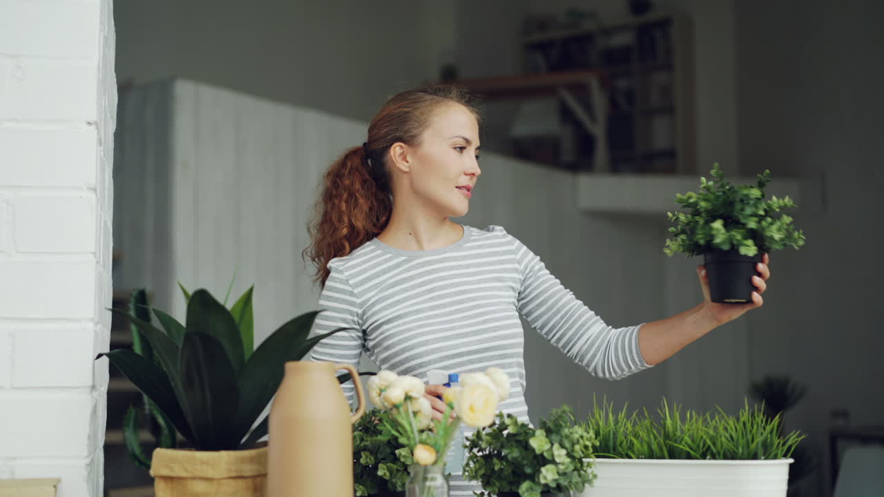 집 에서 식물 에 물 을 주고 있는 여자