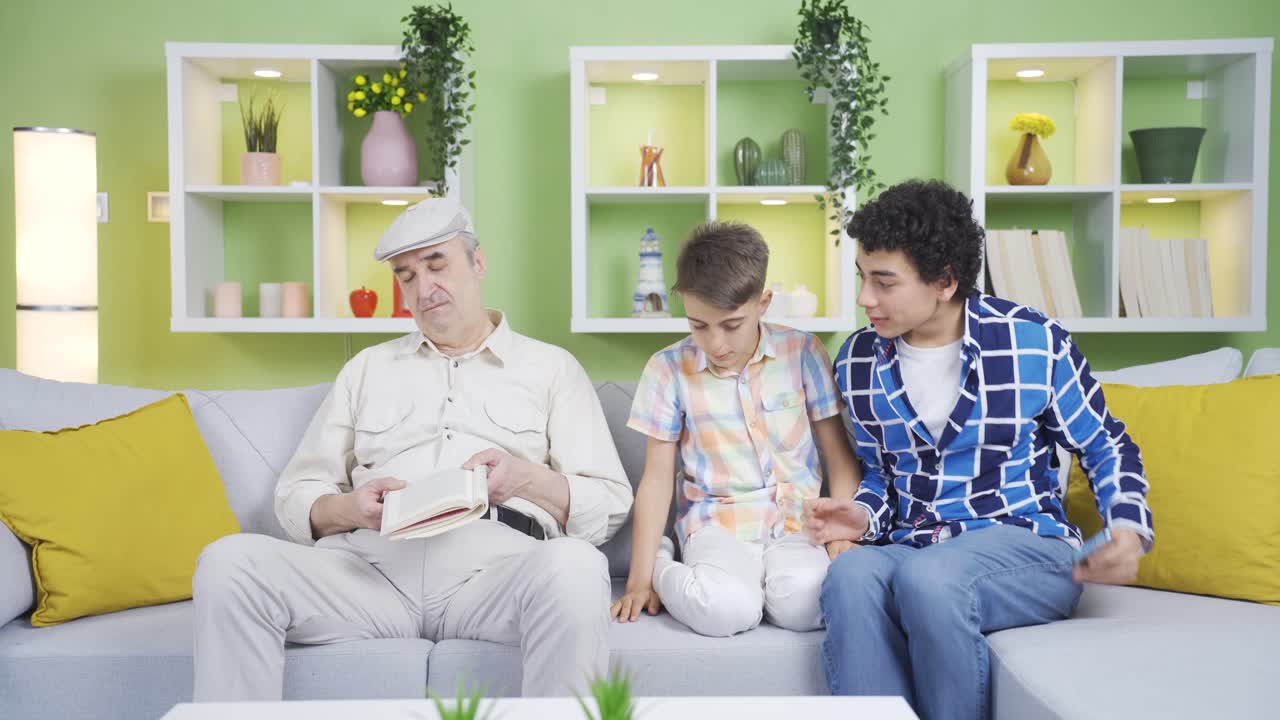 앉아서 잠들었던 할아버지를 누운 아이들.