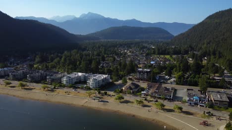 Drohnenaufnahme-Der-Harrison-Hot-Springs-Und-Des-Sees-In-Kanada