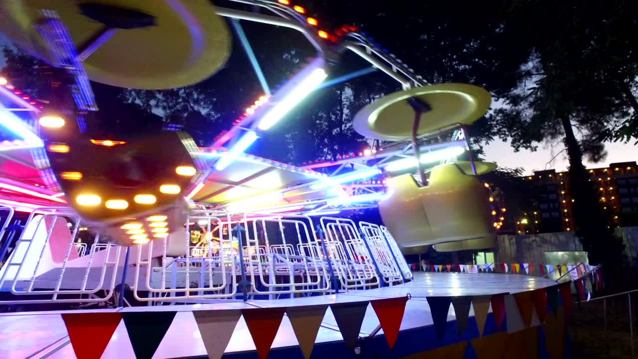 밤에 놀이 공원 타기. 불가리아의 니 비치에서 관광객을위한 엔터테인먼트 및 재미