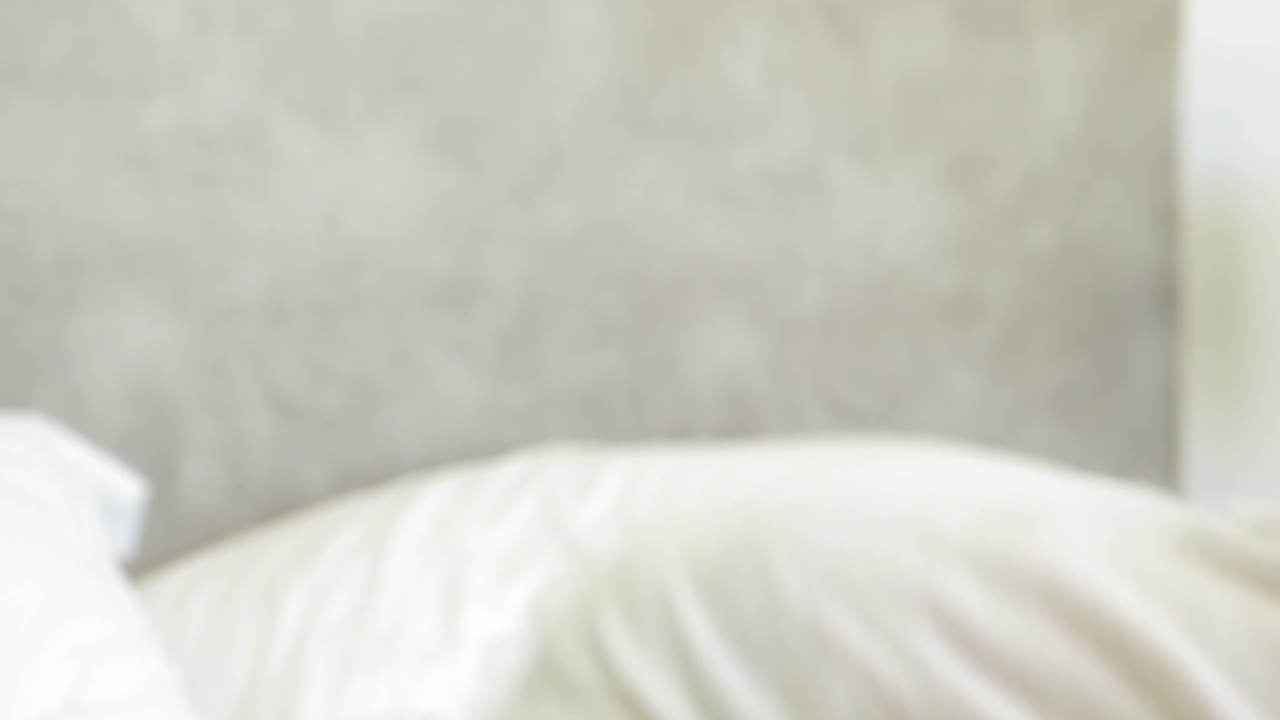 милый ребенок на кровати.