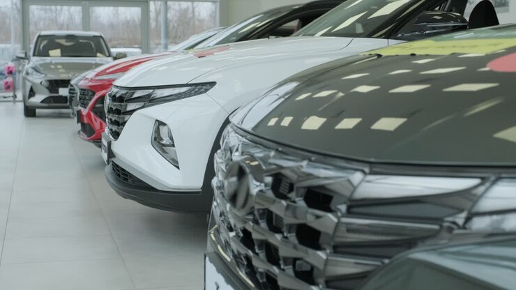 Salone automobilistico per nuove auto prestigiose. Un vasto assortimento di nuove auto nel salone.