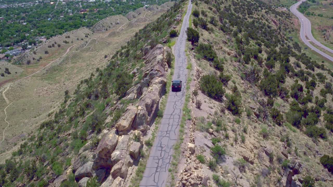 disparo de dron de un coche en un camino extraño en la cima de una montaña en colorado