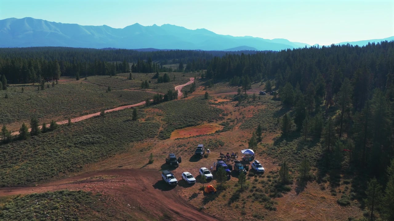Taylor Park Reservoir Lakeview Campground Rivers End campingplads, luftfoto fra drone, Colorado. Mount Columbia, Collegiate Peaks, Sawatch Range, Gunnison County. Sommer, solrig morgen med dis og blå himmel