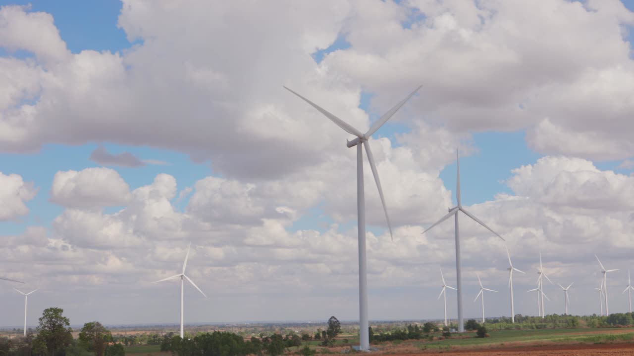 panorama de los campos de las granjas de molinos eólicos producen energía limpia y sostenible