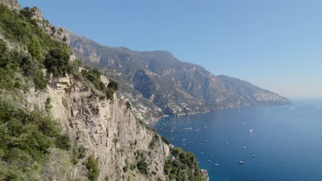 Costa-De-Amalfi,-Dji-Drone,-Playa,-Ciudad,-Montañas-Y-Barcos