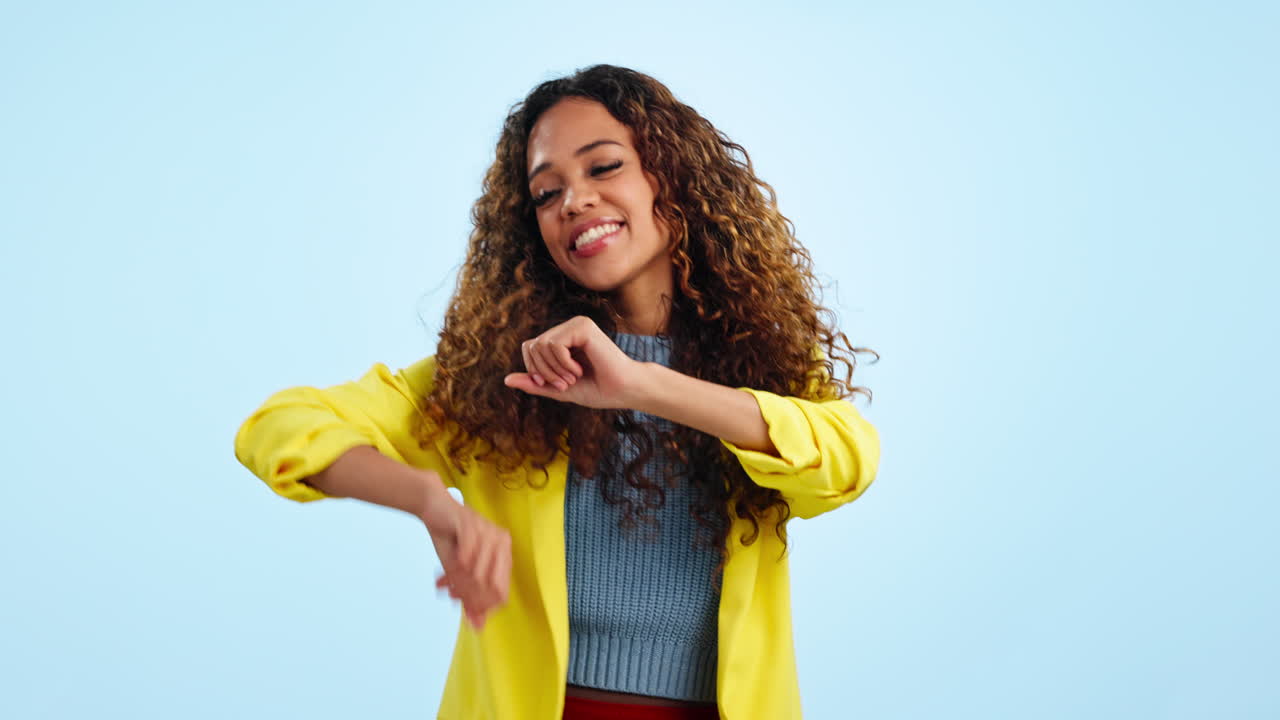 mujer feliz, cara y baile para el éxito