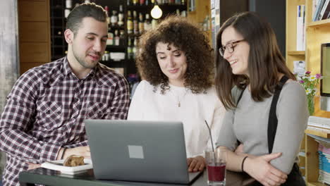 parejas que colaboran en computadoras portátiles en un